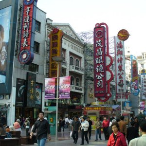Die Nanjing Lu, die wohl bekannteste Einkaufsmeile Chinas