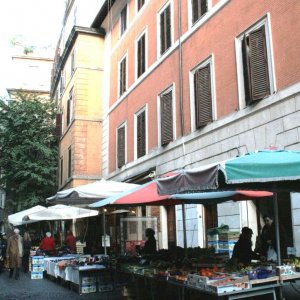 Markt hinter der Chiesa Nuova