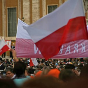 Fahnen der Begeisterung bei Heiligsprechung Okt 2010