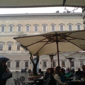 Piazza Farnese im Regen