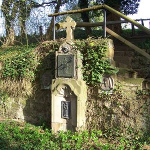 Kloster Steinfeld, Siechengarten, Kreuz der Ordensgrnder