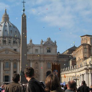 Luftballons beim Angelus-Gebet