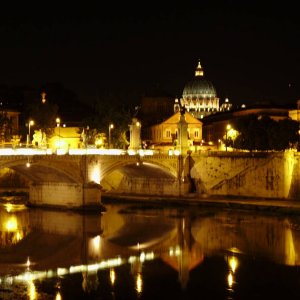 Petersdom und Ponte Vittorio Emmanuele II bei Nacht