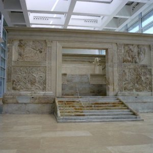 Ara Pacis innen