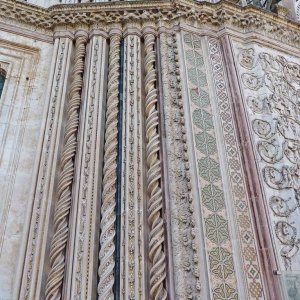 Orvieto Dom Fassade gedrehte Sulen und Mosaike