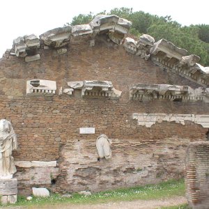 Reste eines Tempels in Ostia Antica