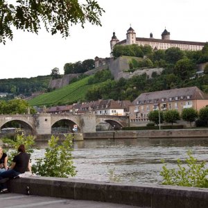 FT2010 Wrzburg Szene am Main mit Festung