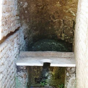 Ostia Antica Toilette  Domus della Fortuna Annonaria