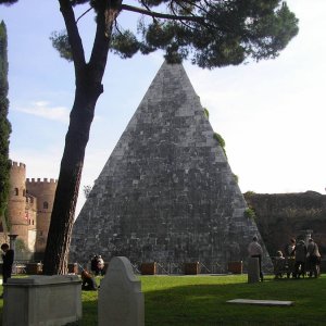Cimitero acattolico - Pyramide