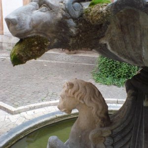 Brunnen im Kreuzgang von SS Cosma e Damiano