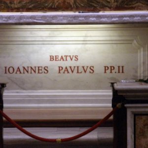 Petersdom: Sarkophag Johannes Pauls II.