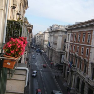 Blick vom Minibalkon nach links die Via del Corso