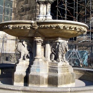 Roncalli-Platz: Lwenbrunnen
