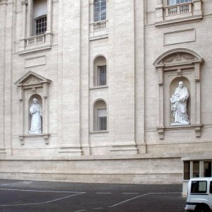 Petersdom - Auenfassade Piazza Protomartiri Romani