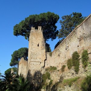 Stadtmauer nahe der Cestiuspyramide