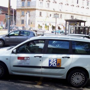 Taxi mit Pauschalpreis-Angaben