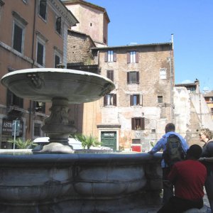 Piazza Giudia, Fontana gemella