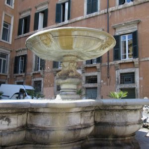 Piazza Giudia, Fontana gemella