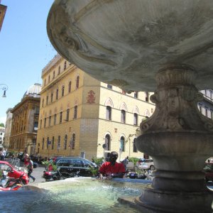 Piazza Giudia, Fontana gemella