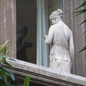 Coppede Frau auf Balkon zeigt kalte Schulter