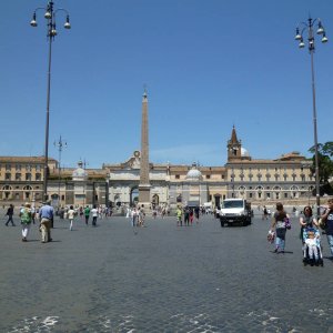 Piazza del Popolo in der Mittagssonne