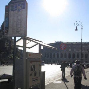 Teatro Marcello, Automat u. Tabaccaio