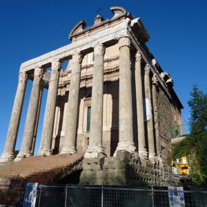 Antonius und Faustina Tempel