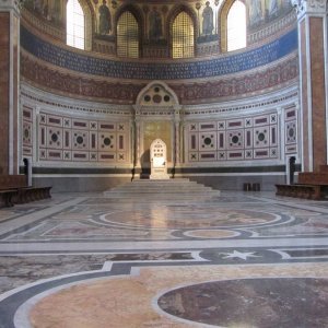 Papststuhl in der Lateransbasilika