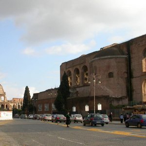 Via dei Fori Imperiali: Maxentius-Basilika und Kolosseum
