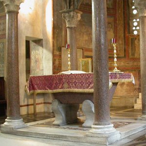 S. Maria in Cosmedin: Badewanne als Altar