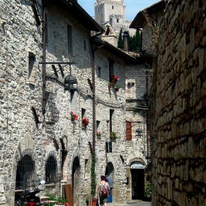 Assisi Gasse Blick Rocca Maggiore