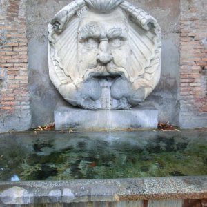 Brunnenmaske vor Santa Sabina