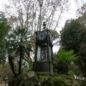 Wasserbetribene Uhr im Park der Villa Borghese