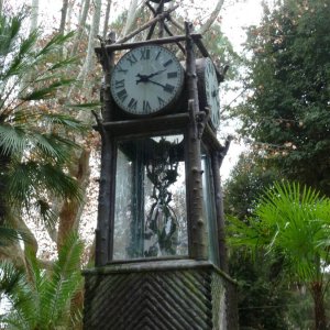 Wasserbetriebene Uhr im Park der Villa Borghese