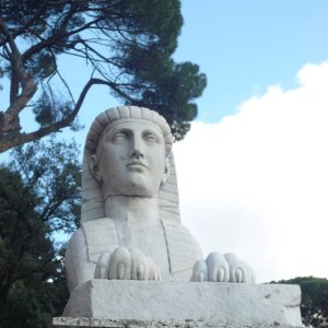 Piazza del Popolo in der Mittagssonne