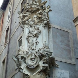 Hausmadonna am Arco di Santa Margherita
