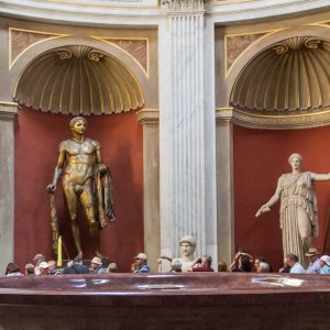Vatikanische Museen Herkules hinter antiker Schale