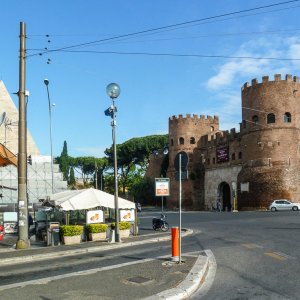 Pyramide mit Porta San Paolo