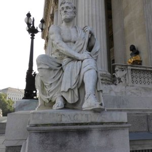 Tacitus-Statue am Parlamentsgebude in Wien