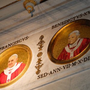 S. Paolo fuori le mura, Papst-Mosaiken