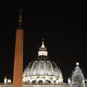 Petersdom bei Nacht