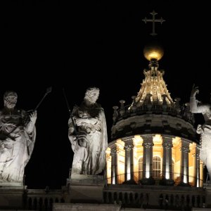 Petersdom bei Nacht