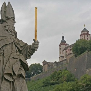 Der Hl. Burkard stuermt die Festung Marienberg