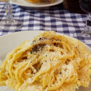 Cacio e pepe im Parmesankörbchen