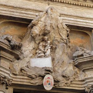 Santa_Maria_in_Monserrato_Figurengruppe_an_der_Fassade