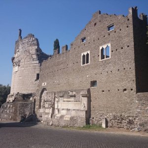 Via Appia Antica/ Grabmal Cecilia Metella