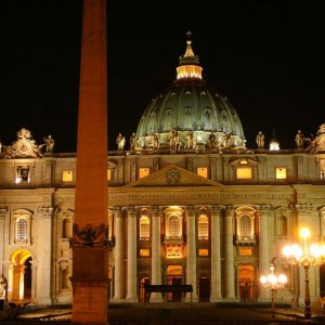 Petersdom bei Nacht