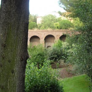Aurelianische Mauer als Gartenbegrenzung