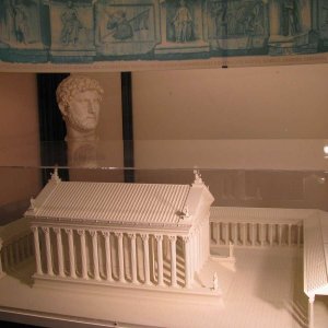 Modell des Hadrianstempels