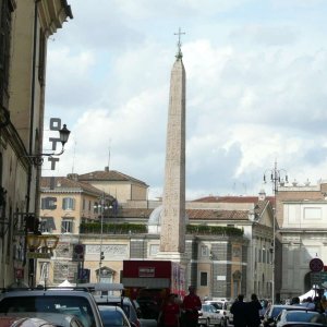 Blick auf die Pz. del Populo mit Obelisk